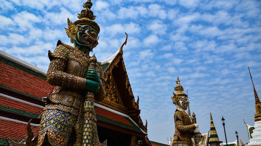 Übergroße Wächterstatuen im Königspalast in Bangkok