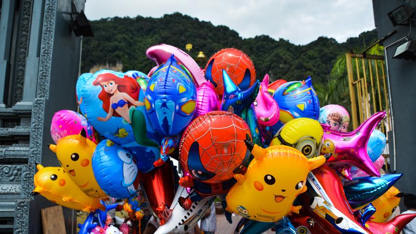 Vor den Batu Caves , 15 Kilometer von Kuala Lumpur entfernt, gibt es für die kleinen Besucher Luftballons…
