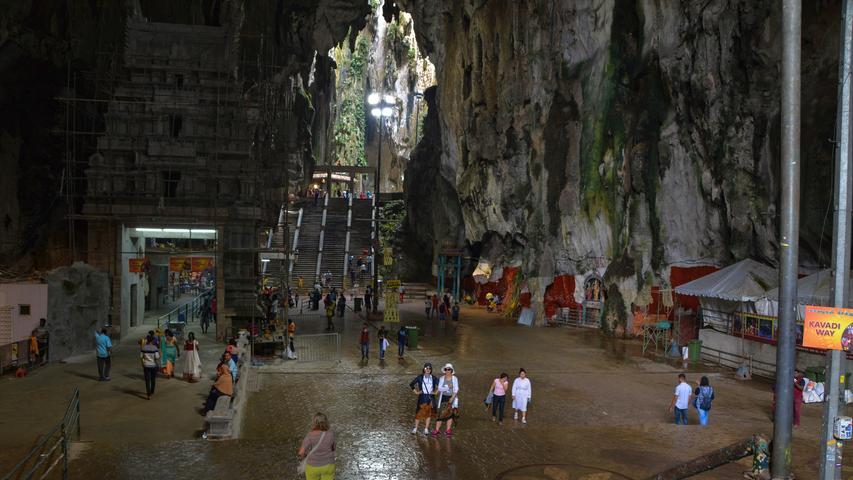 Im Tempel sind mehrere Altäre und Figuren aufgestellt. Kühl ist es in der Höhle nicht, im Gegenteil: Es herrscht ein schwül-feuchtes Klima. ;