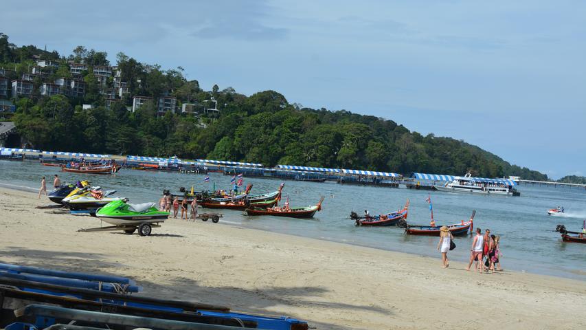 Typische Boote am Strand von Phuket-City
