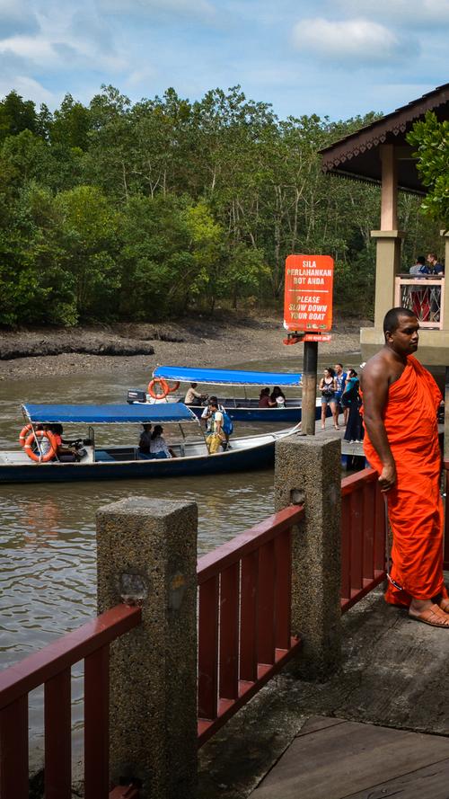 Auf der malaysischen Insel Langkawi sieht man immer wieder Mönche im traditionellen orangenen Gewand. ;