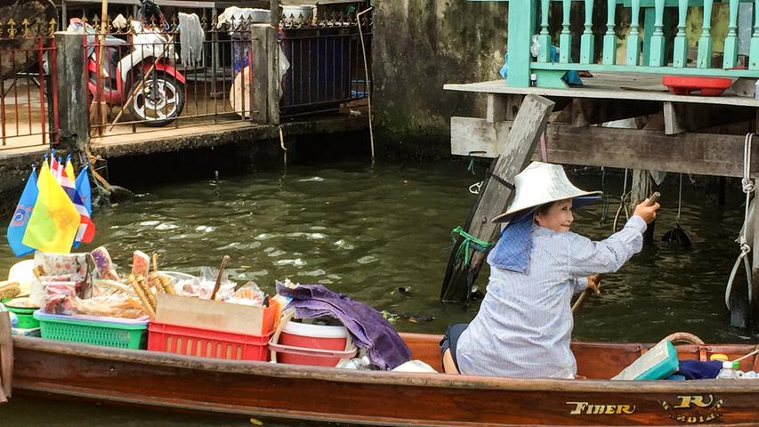 Schwimmende Märkte: In Bangkok versucht diese Frau per Boot, ihre Ware an den Tourist zu bringen.