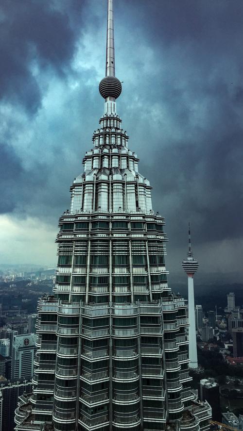 Den Wolken ein kleines Stückchen näher kommt man, wenn man die Aussichtsetage der Petronas Towers erreicht. ;