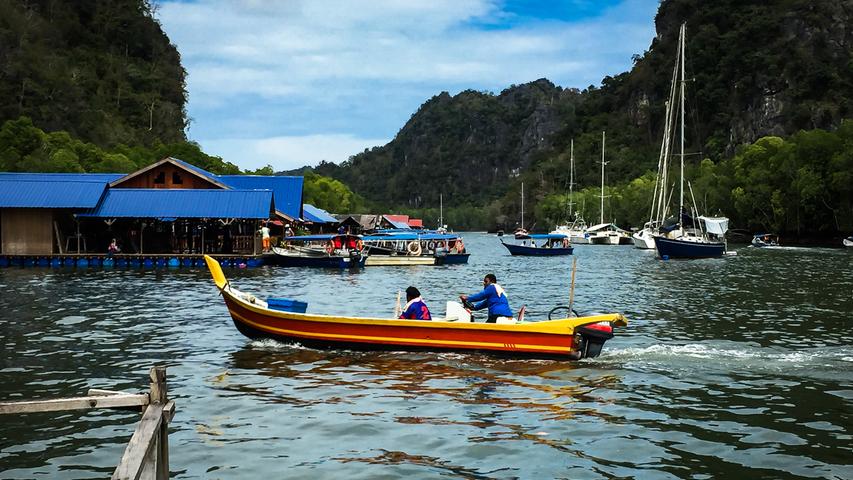 Mit kleinen Booten kann man an einer Führung durch die Mangroven auf Langkawi teilnehmen.