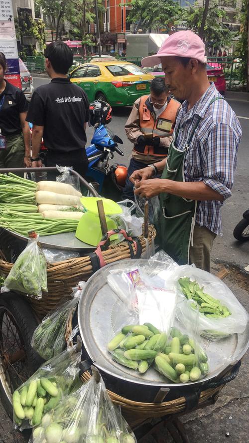 Street Food ist in Thailand sehr beliebt – und preiswert. Allerdings sollte man von rohen Produkten die Finger lassen. Man weiß nie, ob die Ware ordentlich gewaschen wurde.