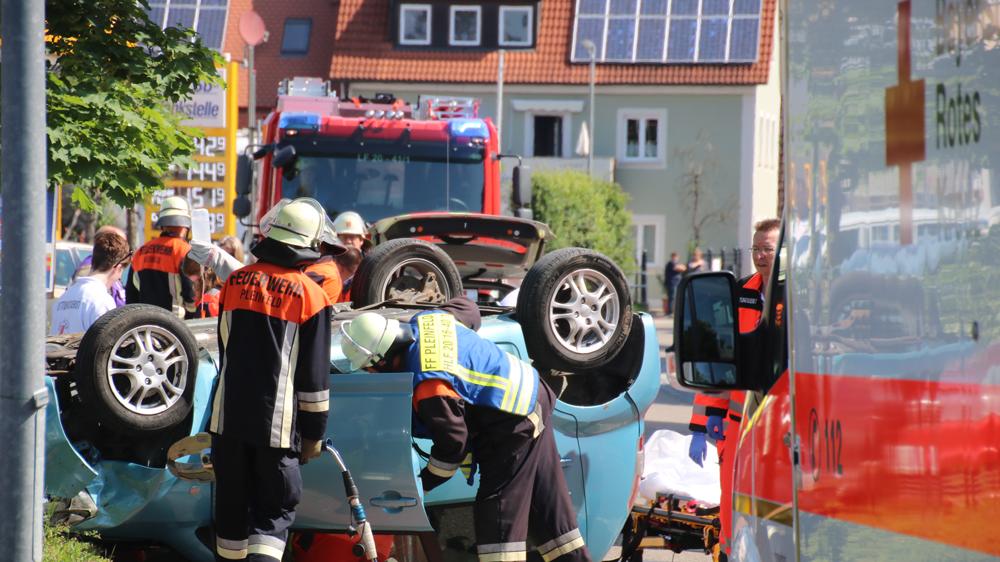Gegen Baum geprallt: Auto überschlägt sich in Pleinfeld