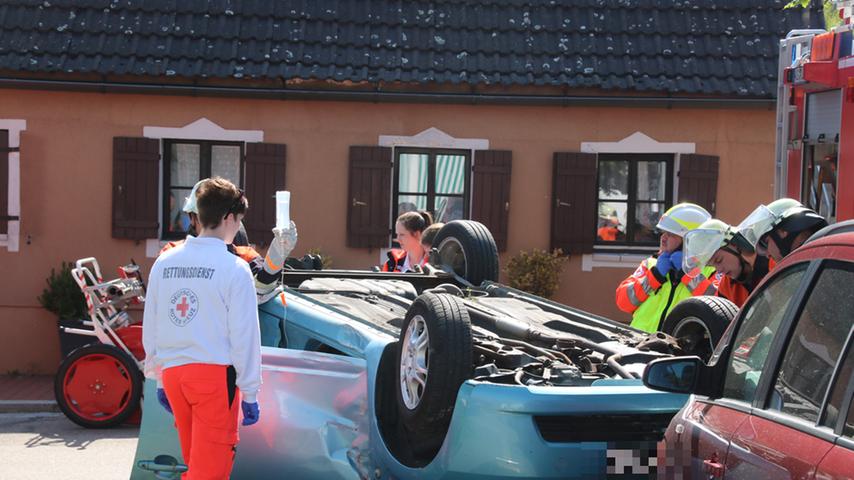 Kontrolle verloren: Auto landet in Pleinfeld auf dem Dach