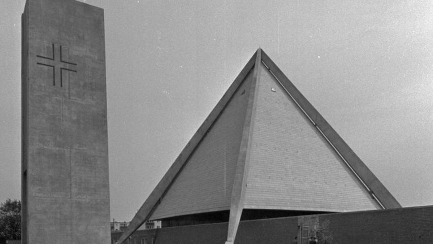 Eine Pyramide, die schnell ins Auge sticht: die Passionskirche in Langwasser. Hier geht es zum Kalenderblatt vom 23. Mai 1968: Gebet in der Pyramide