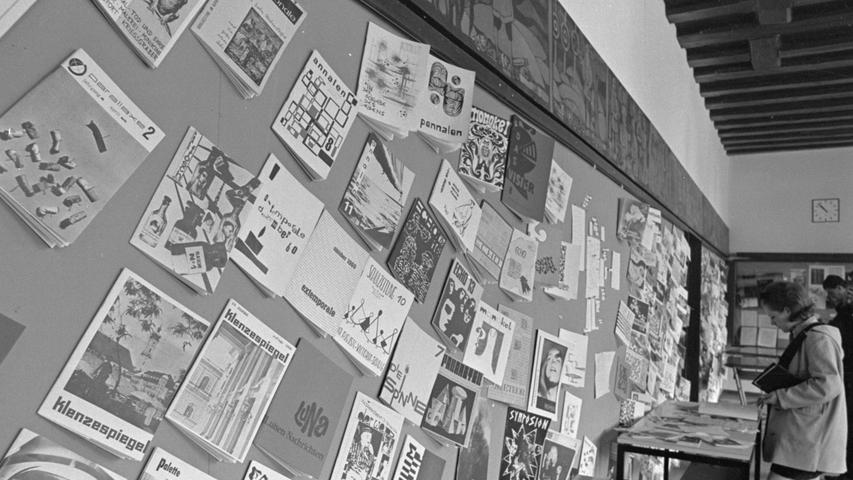 Der bayerische Blätterwald an der Wand: eine Ausstellung im Jugendzentrum zeigt, wie vielfältig die Schülerzeitungen und jugendeigenen Zeitschriften, darunter 19 Nürnberger Blätter, gestaltet und geschrieben sind. Jede hat ein anderes Format in des Wortes doppelter Bedeutung. Hier geht es zum Kalenderblatt vom 25. Mai 1968: Nachwuchsjournalisten tagen in Nürnberg