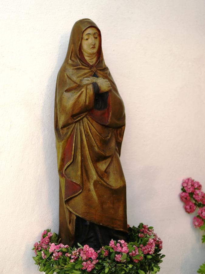 Die renovierte Statue der heiligen Anna am Kircheneingang.