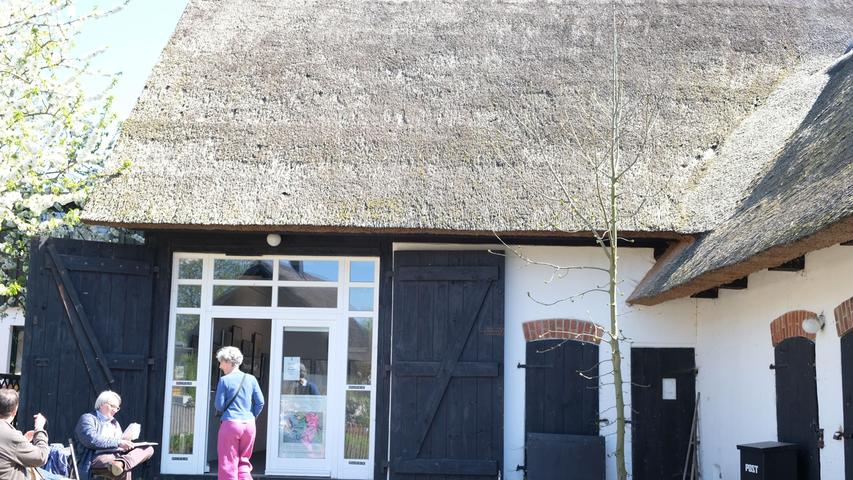 Fundgrube für Kunstliebhaber: Das Dorf Benz auf der Sonneninsel Usedom kann mit dem "Kunstkabinett" aufwarten, untergebracht in diesem schönen, alten Haus mit "Rohrdach", wie man dort sagt.