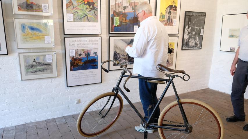Im Kunstkabinett gehört der Maler Lyonel Feininger zu den Stars. Ein Original zeigt ihn auf seinem Rad mit Holzfelgen Cleveland Ohio Baujahr 1890. Ein Nachbau des Zweirads ist in der sehenswerten Galerie zu bewundern.