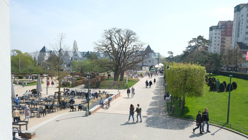 Blick vom Strandcasino auf den großen Platz: Heringsdorf hat für Urlauber und Kurgäste viel zu bieten, auch eine eigene Jodsole als natürliches Heilmittel.