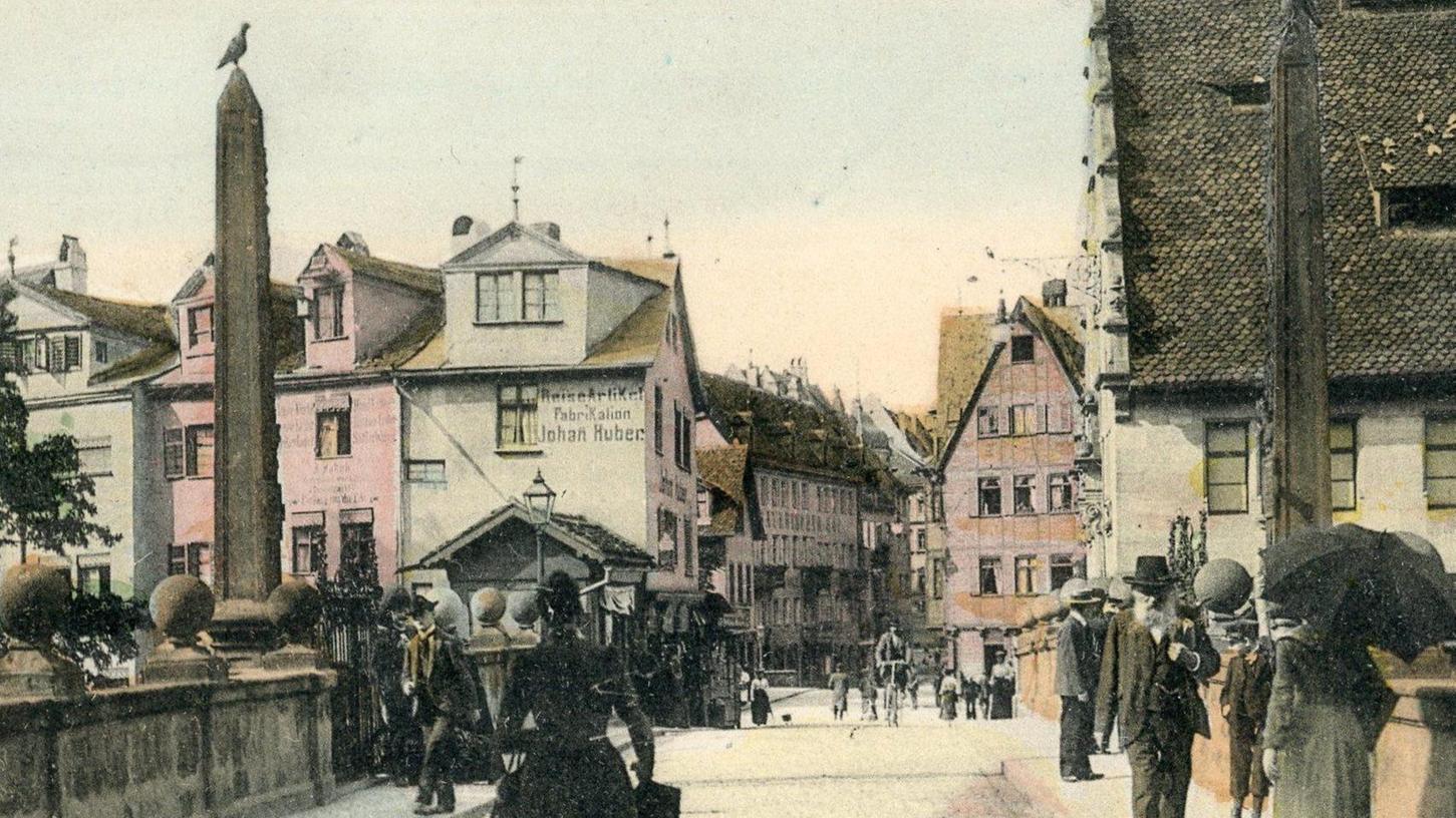 Geschäftiges Treiben auf der Oberen Karlsbrücke um 1900. Im Mittelgrund rechts steht die 1897 vollendete Markthalle.