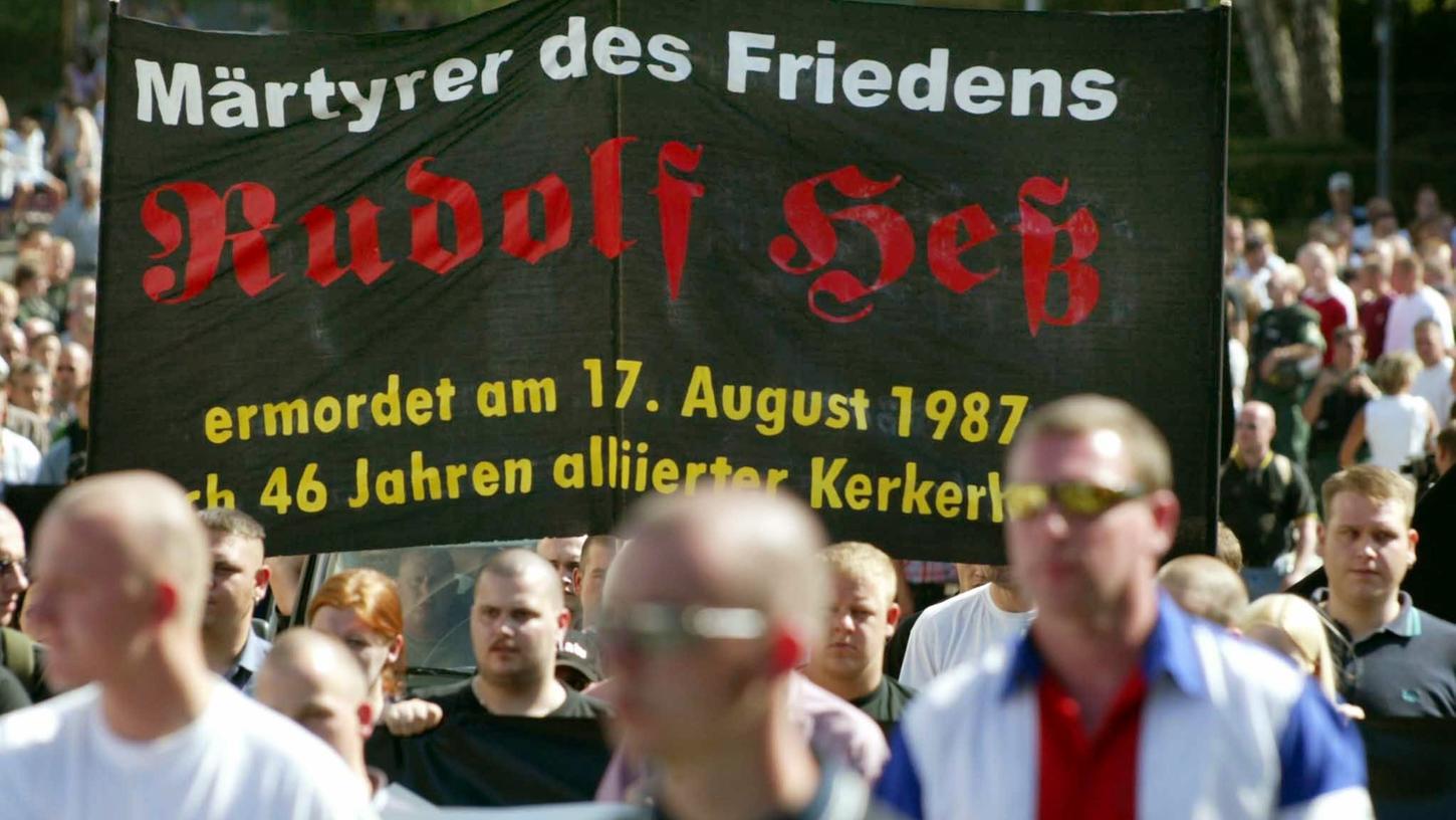 Rund 2000 Neonazis nahmen 2003 an einem Gedenkmarsch zum Todestag des Hitler-Stellvertreters Rudolf Heß in Wunsiedel teil. Solche Auftriebe soll V-Mann Dalek mitorganisiert haben.