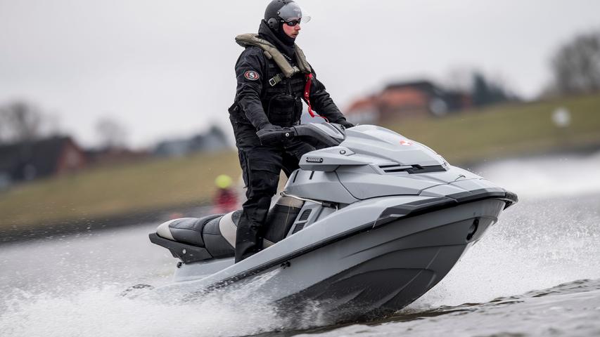 Die Hamburger Polizei will im Fall von Terroranschlägen auch auf Elbe und Alster rasch zur Stelle sein - und hat dafür Jetskis für ihre Spezialeinheit LKA 24 angeschafft. Die Wassermotorräder seien noch in der Erprobung, heißt es.