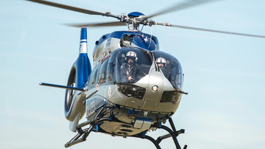 Die Bundespolizei setzt inzwischen fünf verschiedene Hubschraubertypen ein, unter anderem den neuen Airbus-Helikopter H 145. Das "fliegende Auge" der Polizei kann mit hochauflösenden Wärmebildkameras durch Nacht und Nebel gucken und dank "Imsi-Catcher" Handys aus der Luft orten. 2144 PS befördern den 13 Meter langen Hubschrauber durch die Luft.