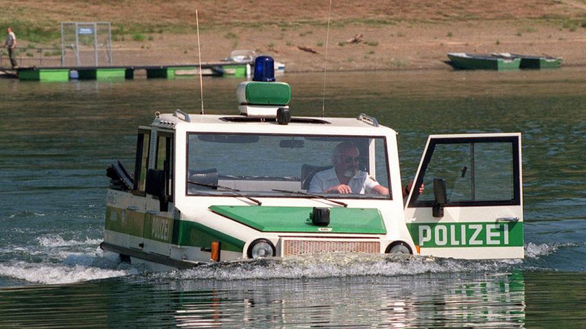 Nicht durchsetzen konnte sich das Schwimmauto "Amphi-Ranger 2800 SR" der hessischen Polizei. Das 1987 in den Dienst genommene Amphibienfahrzeug wurde im Jahr 2000 ausgemustert. Bis dahin war es am Edersee im Einsatz.
