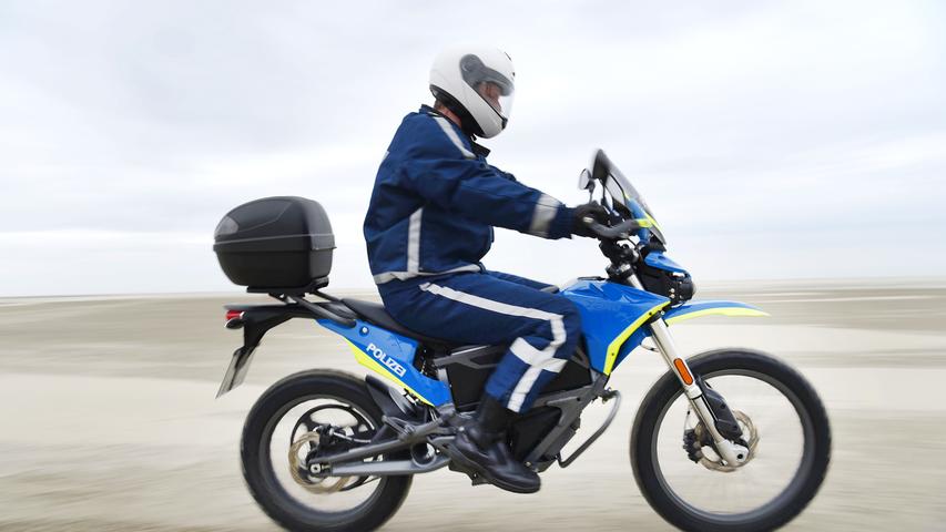 Die Polizei wird auch auf zwei Rädern elektromobil. So fährt auf Borkum das E-Krad Zero FX leise und umweltschonend Streife in geschützten Gebieten. In NRW sind E-Scooter im Polizei-Einsatz.