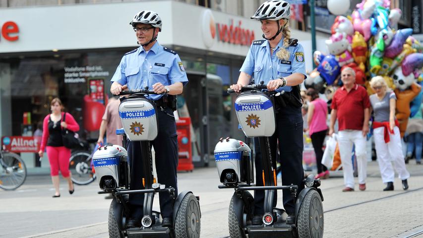 Nicht nur die Bundespolizei an Flughäfen, auch die Landespolizei etwa in Freiburg nutzt die Elektro-Stehroller. Sie sollen die Lücke zwischen Fuß- und motorisierten Streifen schließen.