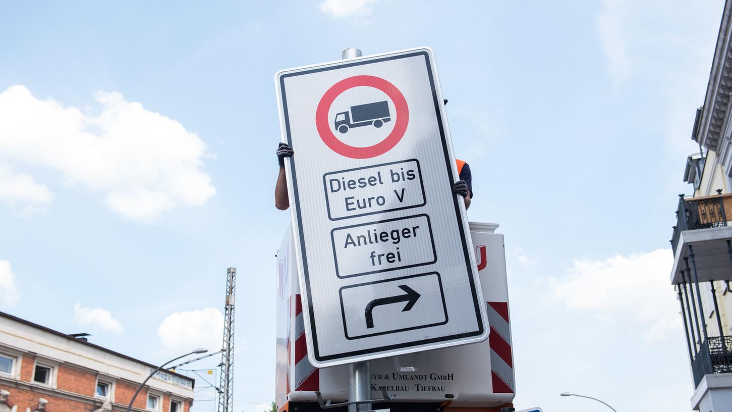 Das erste seiner Art: an der Max-Brauer-Allee in Hamburg werden Verbotsschilder für Dieselfahrzeuge aufgehängt.