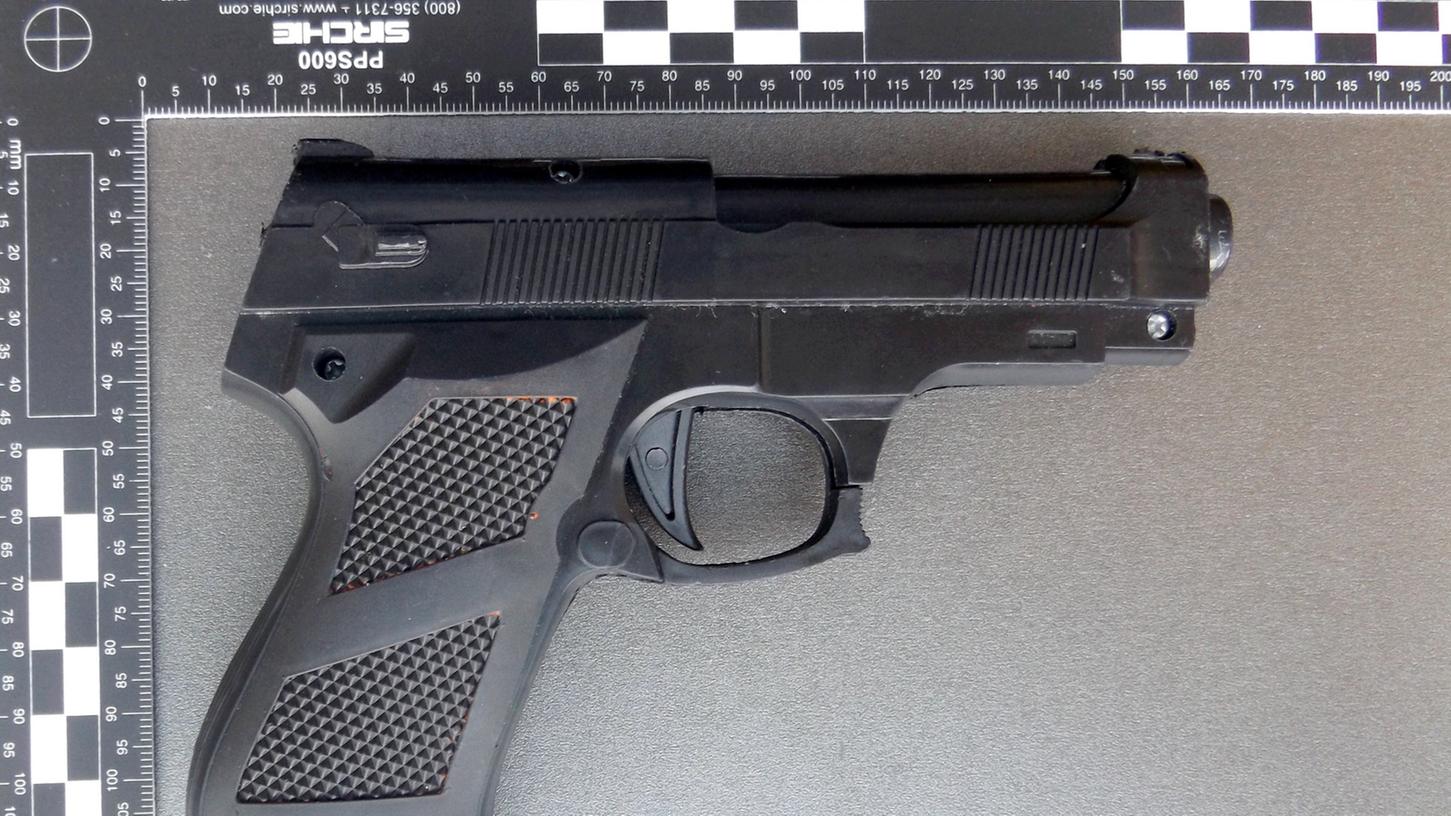 Sieht echt aus, ist aber keine scharfe Waffe (Symbolbild). Sieht echt aus, ist aber keine scharfe Waffe (Symbolbild).