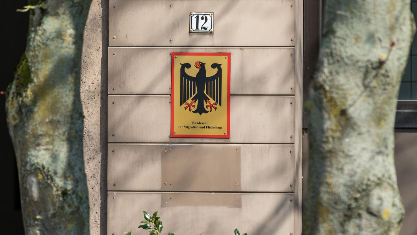 Seehofer hat als Konsequenz aus der Affäre um unrechtmäßige Asylentscheide in Bremen der dortigen Außenstelle des Flüchtlingsbundesamtes (Bamf) Asylentscheide bis auf weiteres verboten.