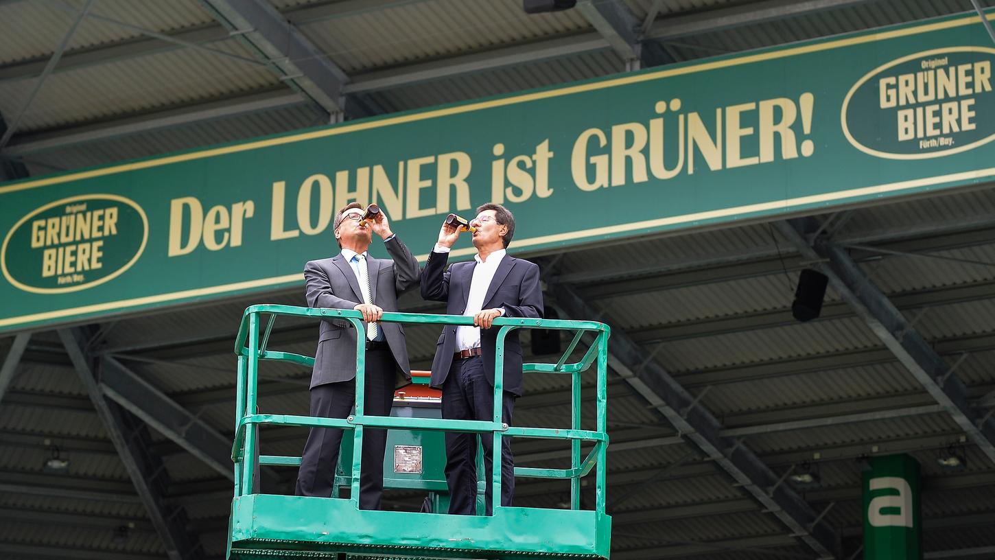 Der bisherige und der neue Präsident: Fred Höfler, Geschäftsführer der Tucher Bräu, löst Helmut Hack, den langjährigen Präsidenten des Kleeblatts ab. Das Foto entstand, als der Lohner-Block zum Grüner-Block wurde.
