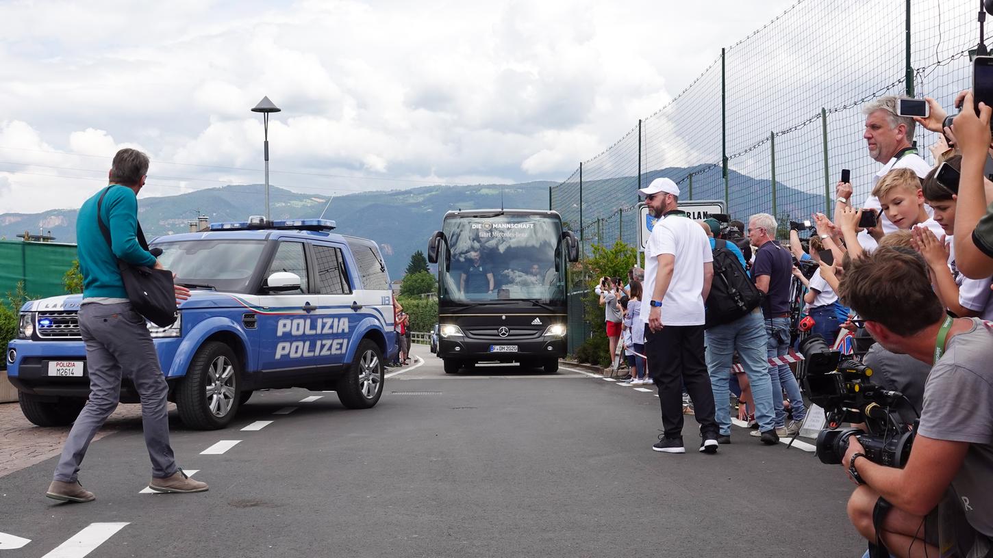 Außer dem Mannschaftsbus bekamen die Fans nicht viel von der Ankunft der deutschen Nationalmannschaft in Eppan mit.