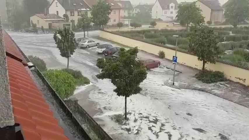 Hagelschauer und Starkregen setzen Hallstadt unter Wasser