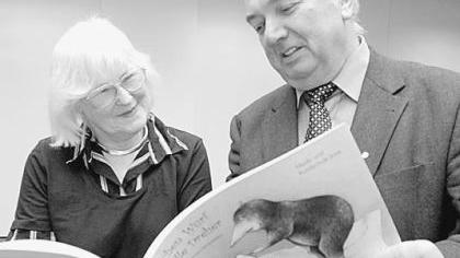 Margrit Vollertsen-Diewerge und Druckerei-Chef Walter Fellermeier mit dem Buch. Margrit Vollertsen-Diewerge und Druckerei-Chef Walter Fellermeier mit dem Buch.