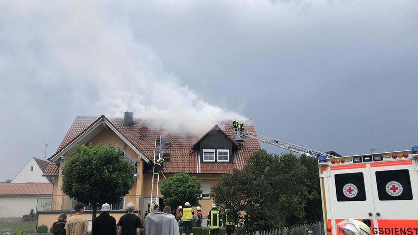 Feuer nach Blitzeinschlag: Unwetter entfacht Brand in Einfamilienhaus