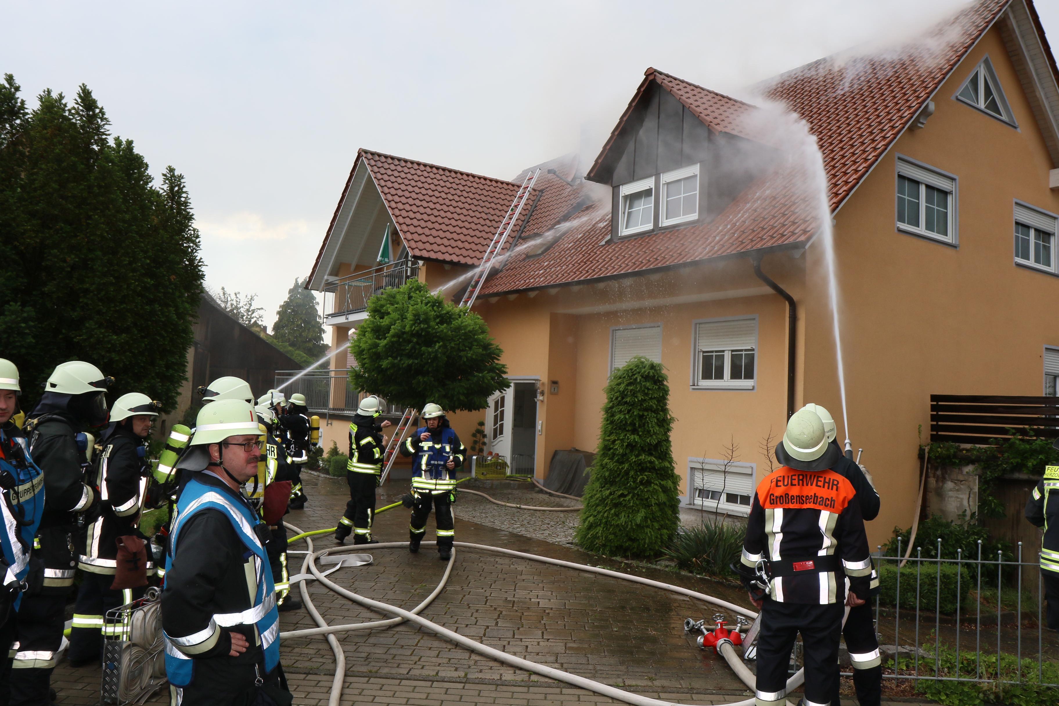 Feuer Nach Blitzeinschlag: Unwetter Entfacht Brand In Einfamilienhaus ...