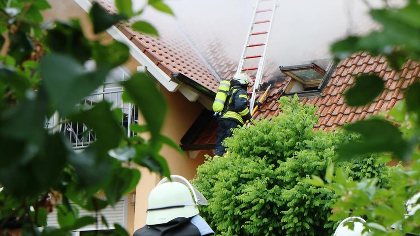 Feuer nach Blitzeinschlag: Unwetter entfacht Brand in Einfamilienhaus