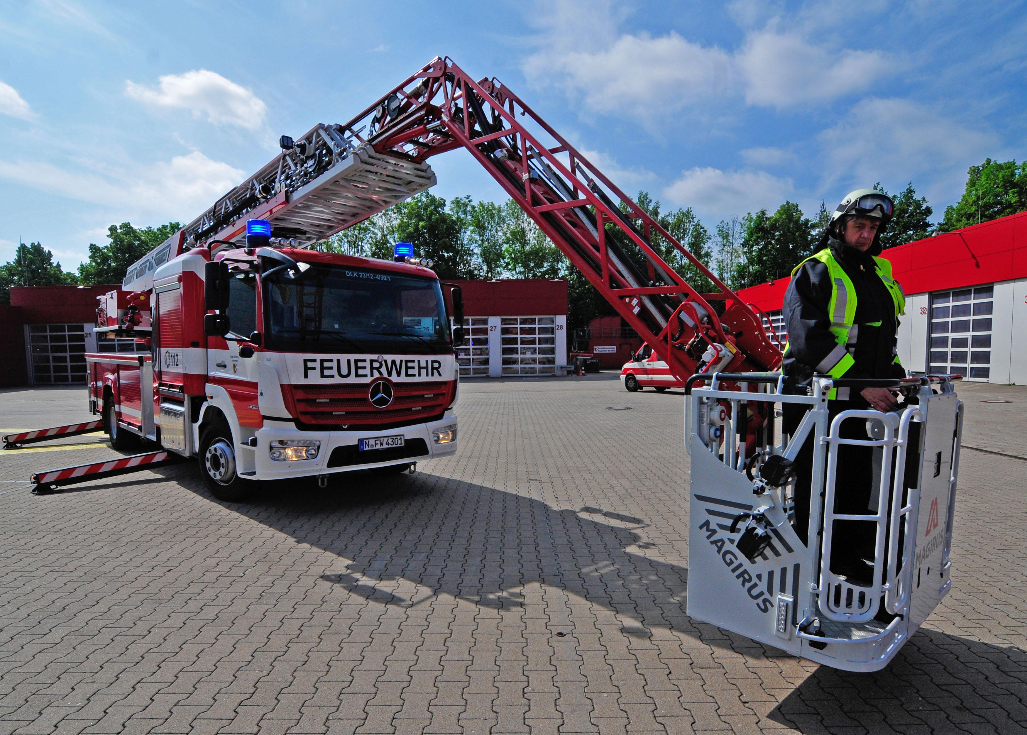 neue-drehleiter-der-feuerwehr-hat-den-richtigen-knick