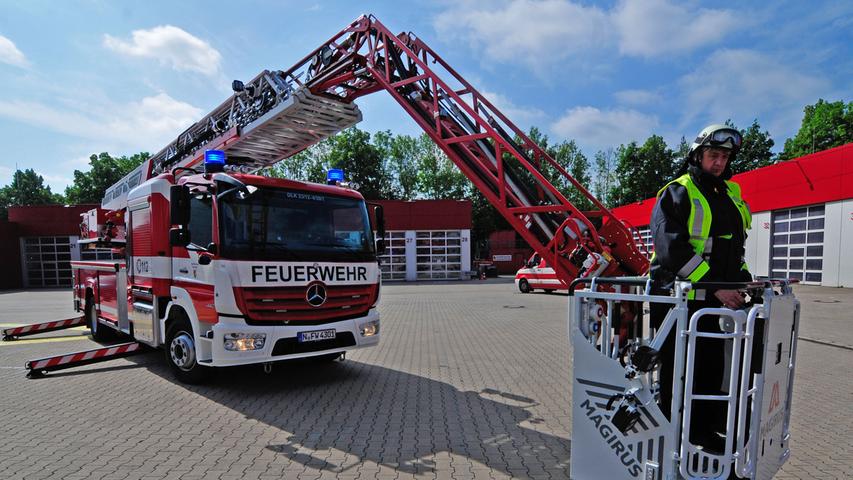 Neue Drehleiter hilft Feuerwehr Nürnberg über Hindernisse hinweg