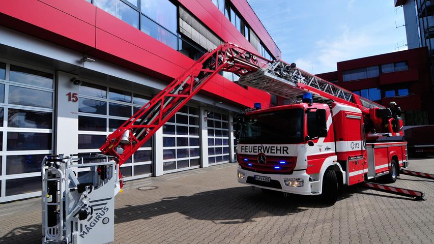 Neue Drehleiter hilft Feuerwehr Nürnberg über Hindernisse hinweg