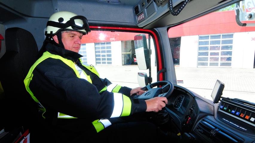 Neue Drehleiter hilft Feuerwehr Nürnberg über Hindernisse hinweg