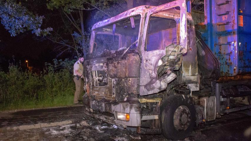 Feuer in der Nacht: Laster in Fürther Heilstättensiedlung ausgebrannt