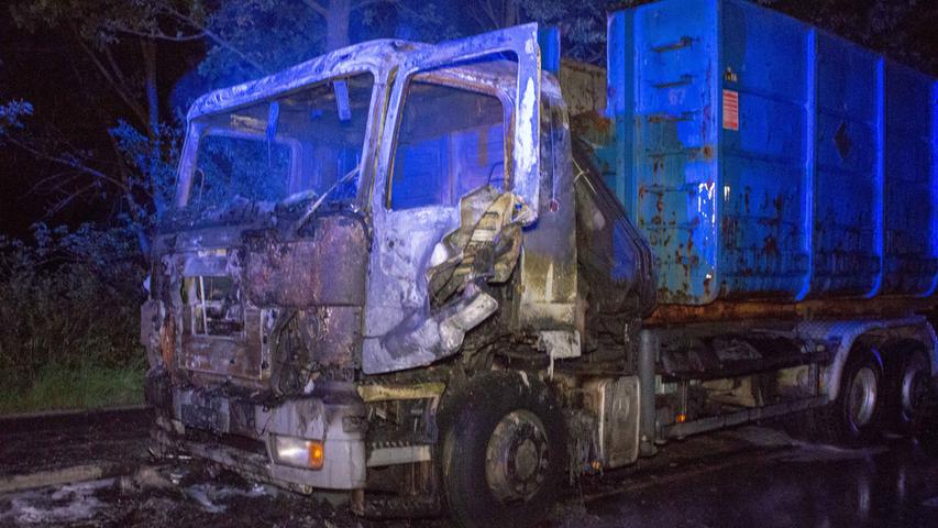 Feuer in der Nacht: Laster in Fürther Heilstättensiedlung ausgebrannt
