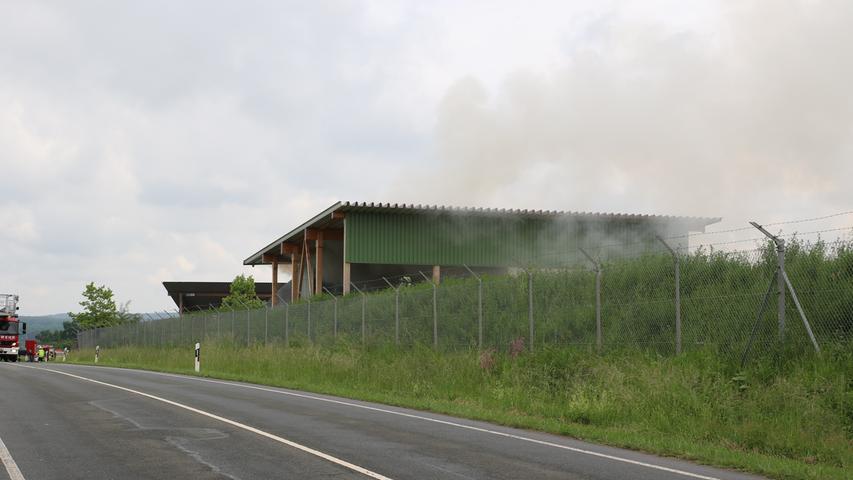 Riesige Rauchwolke über Langenzenn: Brand in einer Trocknungsanlage