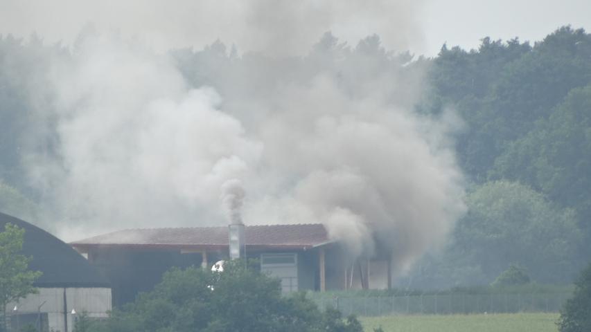 Riesige Rauchwolke über Langenzenn: Brand in einer Trocknungsanlage