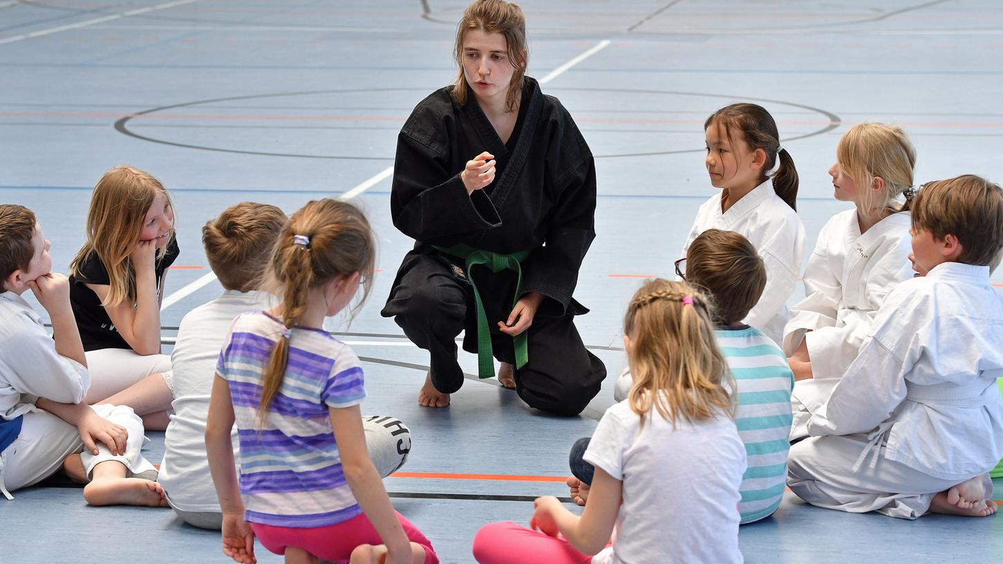 Der schwarze Anzug, den Janine Böhme trägt, ist erfahrenen Karateka vorbehalten. Die Kinder – zumindest die, die schon länger dabei sind – tragen weiß.