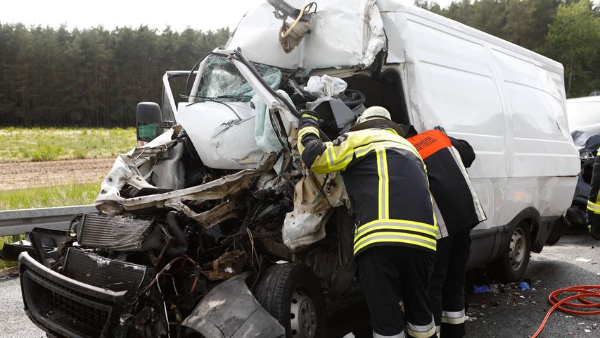 Transporter fährt auf A6 bei Schwabach in Stauende - Fahrer stirbt