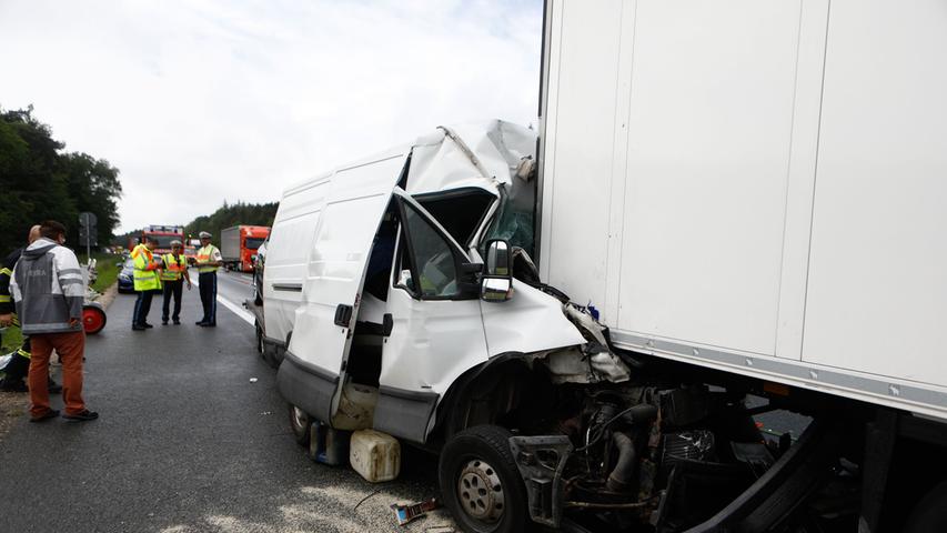 Transporter fährt auf A6 bei Schwabach in Stauende - Fahrer stirbt
