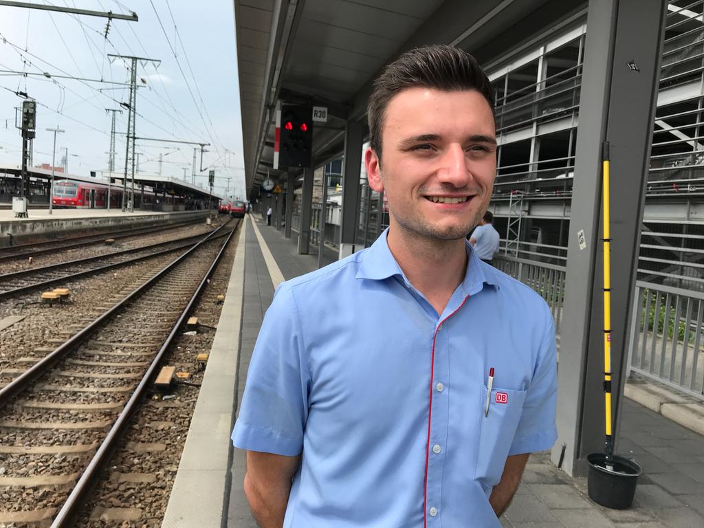 Das Leben von Kevin Schätzlein verläuft gewissermaßen "wie auf Schienen": Er ist Lokführer und steuert täglich sechs bis acht Züge in den Bahnhof hinein und wieder heraus.