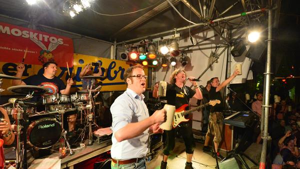 Keine Bergkirchweih ohne: die Moskitos. Bekannt sind sie für den letzten Abend am Erich Keller, wenn das Fass begraben und das letzte Lied gespielt wird (hier ein Bild aus dem Jahr 2017). Die Moskitos singen, gemeinsam mit Oberbürgermeister Florian Janik, "Lili Marleen".