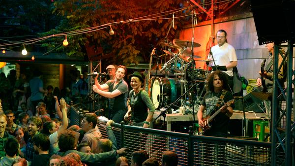 Seit mehr als 30 Jahren dabei, immer auf der Kellerbühne am Entla’s Keller. Bassist Uwe Körber hat in diesem Jahr als dienstältestes Band-Mitglied seine 31. Bergkirchweih, an Pfingstmontag hat er den 365. Tag hier gespielt.
