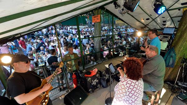 Seit mehr als 30 Jahren dabei, immer an verschiedenen Kellern. Wulli Wullschläger macht Keller-Hopping. Mit seiner Band tritt er 2018 zehnmal auf. "Wir stellen uns immer eine Berg-Tournee zusammen."