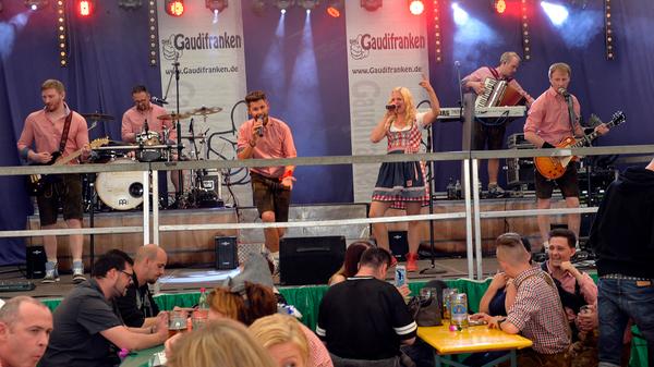 Seit fünf Jahren dabei, im Schächtner's Zelt. "Die Bergkirchweih ist für uns ein Volksfest, das noch eine gewisse Idylle hat", meint Christian Sandmann. "Die anderen Feste, Stuttgart, Straubing, sind alle sehr kommerziell."